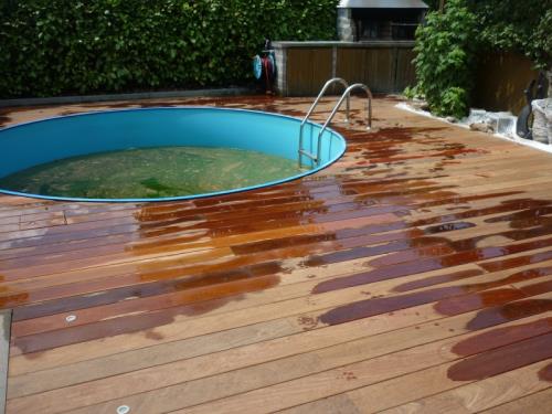 Terrasse en bois et piscine 